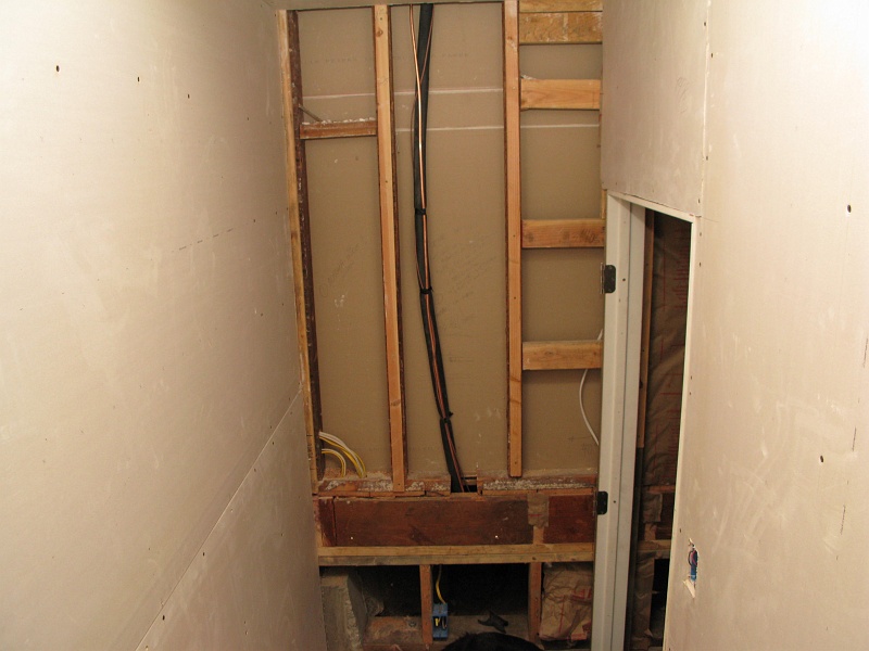 IMG_2187.JPG - Did I know that air conditioning coolant supply and return lines were so differently sized? No, I did not.