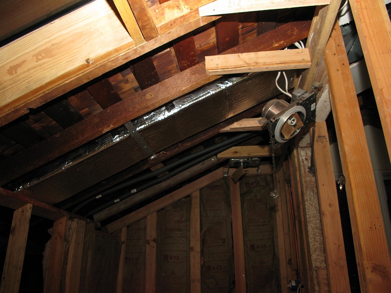 IMG_2189.JPG - Insulation on the duct.