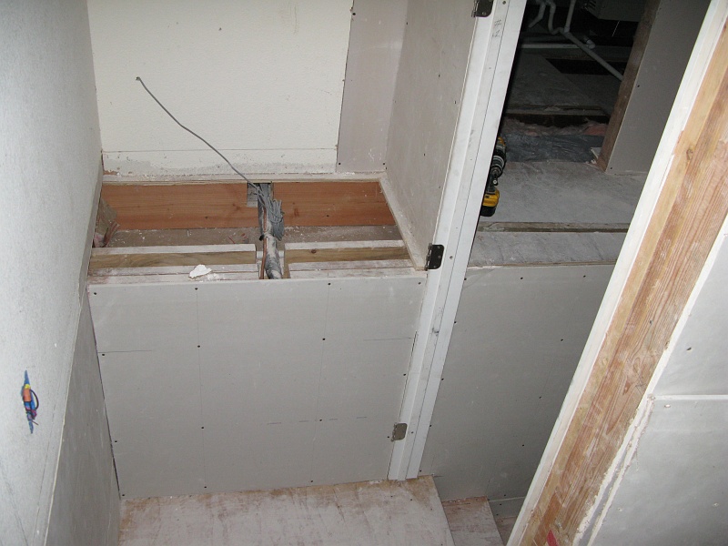 IMG_2278.JPG - I really need to pull that useless ethernet cable out of there.