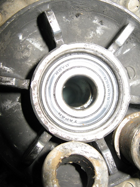 IMG_2398.JPG - This bearing is shot.