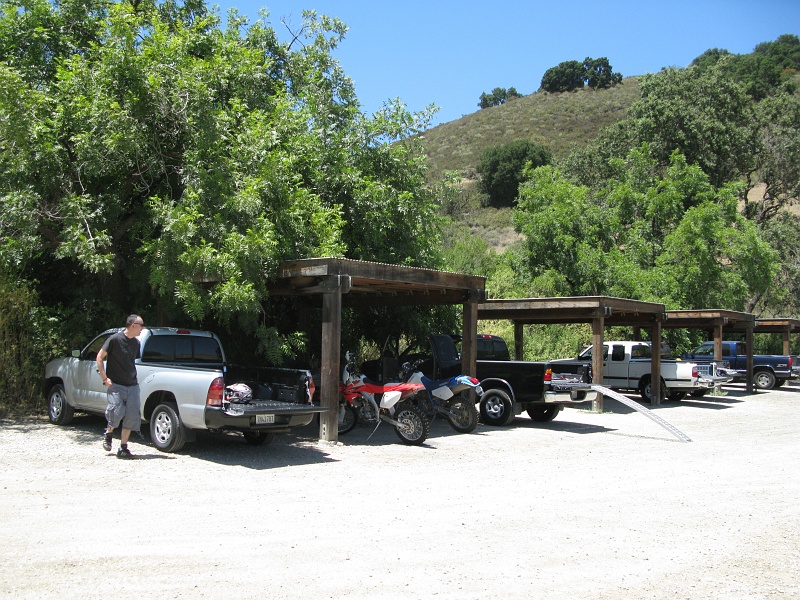 IMG_2722.JPG - Primo parking spots. Shade all day.