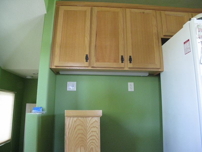 IMG_2771.JPG - That wire dangling out of the wall was for undermount lighting.