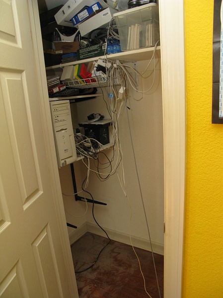 IMG_2835.JPG - The "server room" had about a half dozen A/C adapters in it that were no longer needed by anything. A little clean up now and then is a good idea.