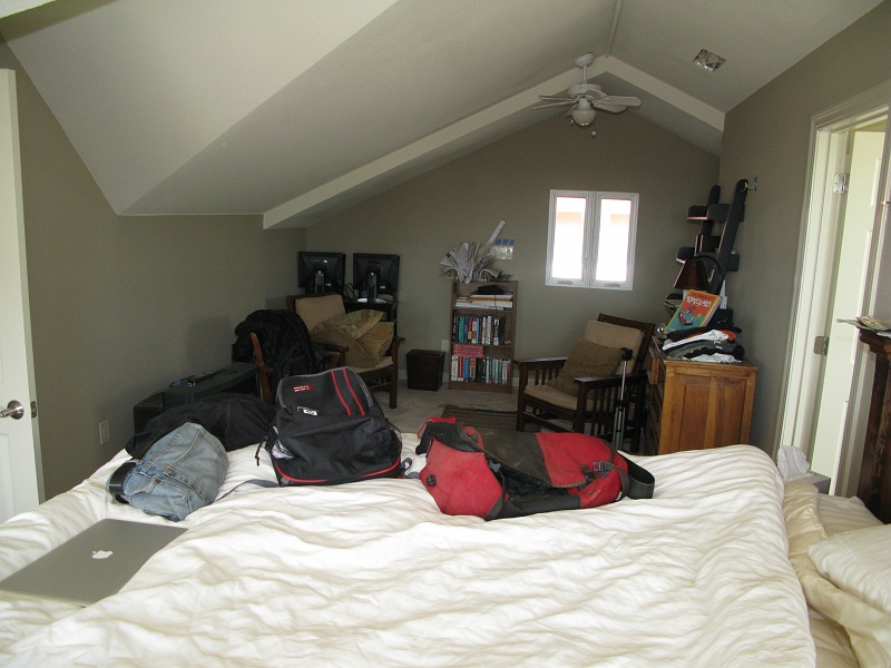 IMG_2841.JPG - This room holds lots of stuff. Doesn't really look crowded yet. Nice.
