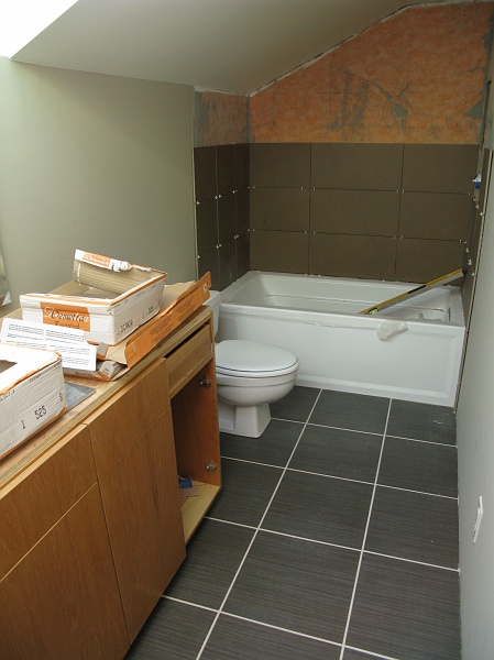 IMG_3036.JPG - Tiled up to the base of the shampoo niche. That will take some extra detail work.