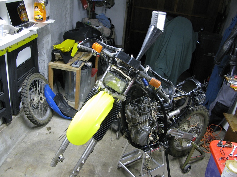 IMG_3522.JPG - Putting oil in the bike before I forget it and start up a dry motor.