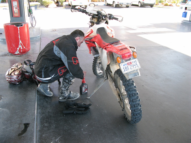 IMG_3648.JPG - Pete's bike eats oil like a zombie eats brains.