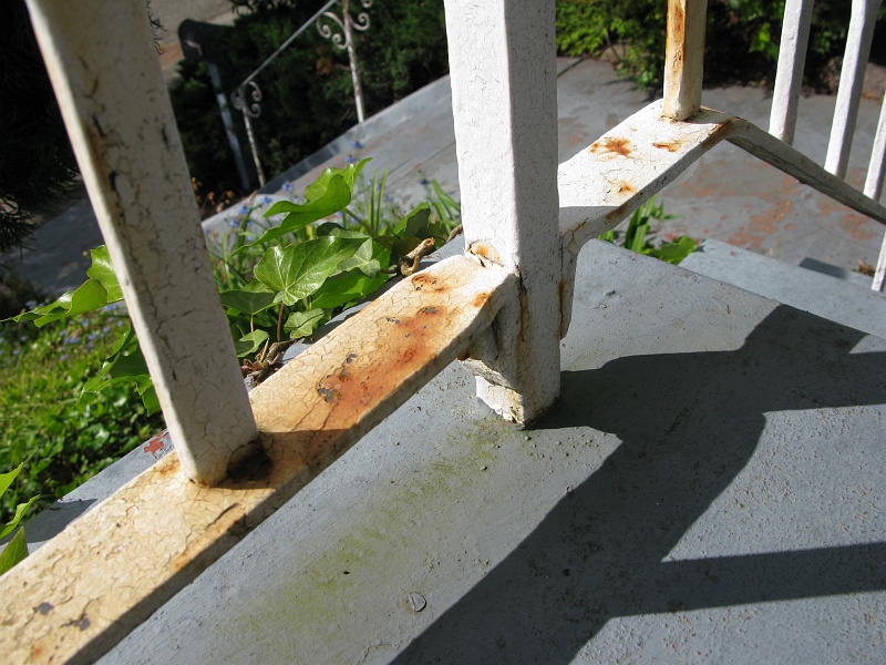 IMG_3845.JPG - Bolted to the post, but does the post come off?