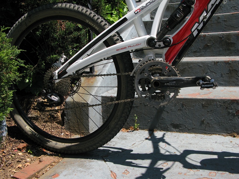 IMG_3868.JPG - Crankset is Deore 9-SPD, should be Hollowtech II 10-SPD. Derailleurs are downgrades too. Hmm.