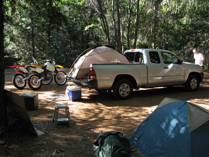 IMG_3874.JPG - Pete did the customary truck tent.