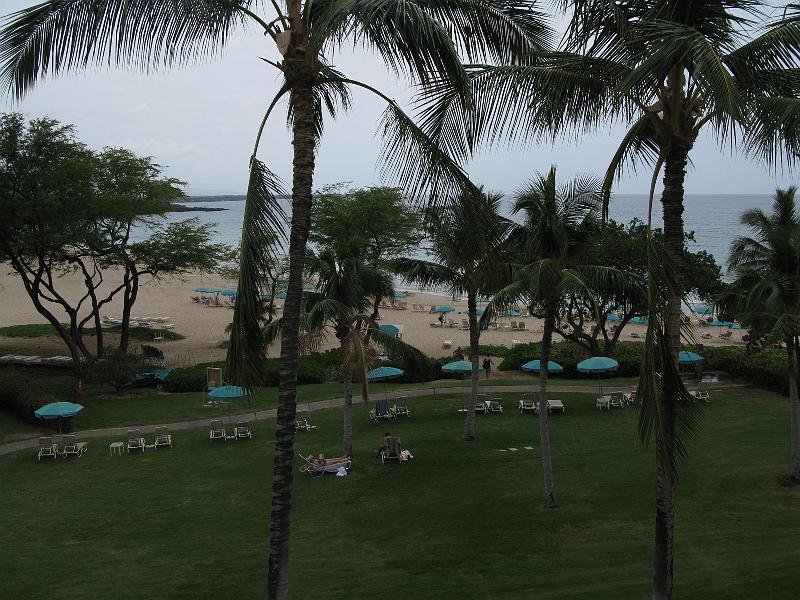 IMG_2113.JPG - Not too crowded. Unlike the Maui hotel they don't nickel and dime you here. They'll set up chairs and an umbrella for you for free.