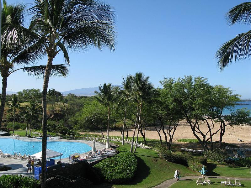 IMG_2137.JPG - Early enough that the clouds haven't started building on the mountains. Mauna Loa here.