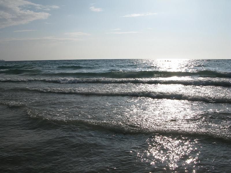 IMG_2163.JPG - A nice stroll in the surf.