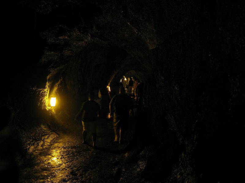 IMG_2261.JPG - You think lava you think glowing, hot, molten. What you get here is wet, wet, wet. Water dripping down from above in big, down-your-back drops. Everyone develops a phobia in here about stepping in 1/8" deep puddles. I know not why.